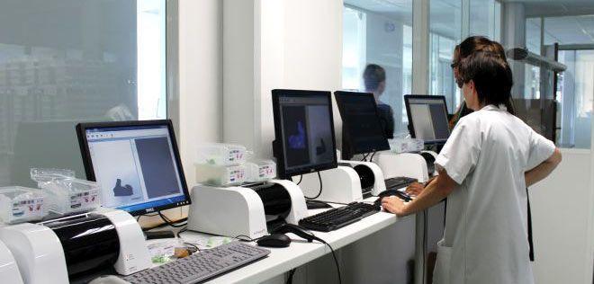 Herstellung der Gehörschutzschalen: 3D-Scan der Ohrabdrücke Mitarbeiter von Labor Cotral scannt die Ohrabdrücke ein