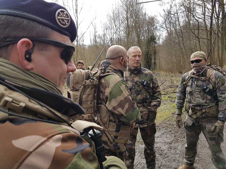 Angehörige der technischen Sektion der Armee testen für das Projekt BANG