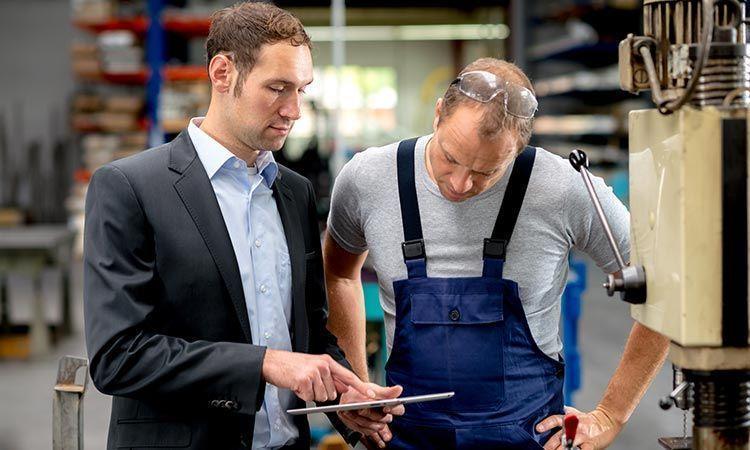 Präventionstechniker und Mitarbeiter, die ein Audit durchführen